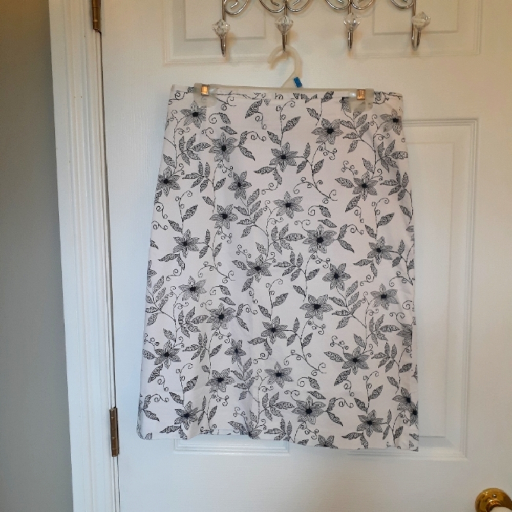 Ladies Size 11 Reitman's skirt...black & white
